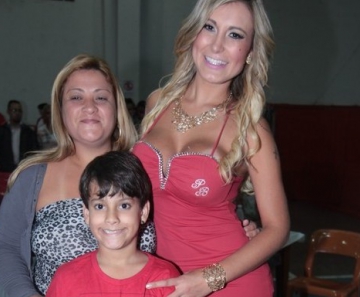 Andressa Urach leva filho para ensaio de escola de samba ...