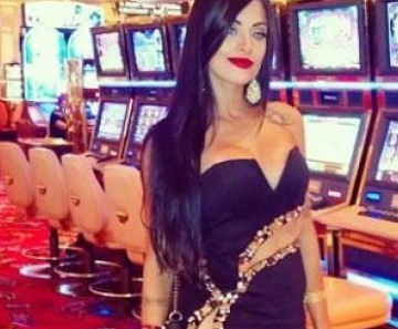 EGO - Com vestido ousado, Aline Riscado vai a cassino em Las Vegas