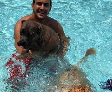 André Marques nada com pet em piscina de casa no Rio - Quem