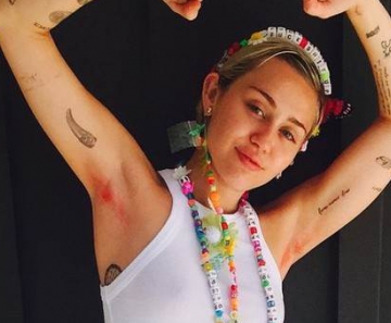 De Novo Miley Cyrus Mostra Demais Na Web