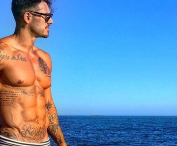 Lucas Lucco Posa De Sunga E Exibe Corpo Musculoso E Veias Saltadas