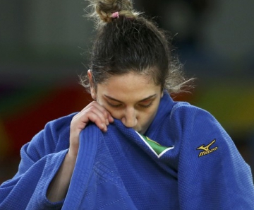 Mayra Aguiar beija a bandeira do Brasil no quimono, após ganhar a medalha de bronze