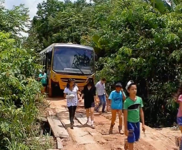 Ônibus escolar quebra a caminho da escola e pais de alunos reclamam da  precariedade do transporte em MT, Mato Grosso