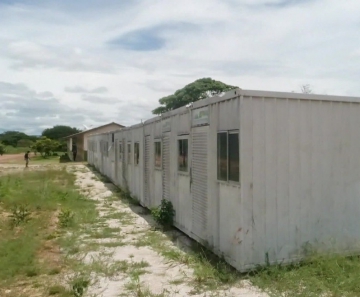 Escola de lata deve ser reformada — Foto: Fantástico/ Reprodução